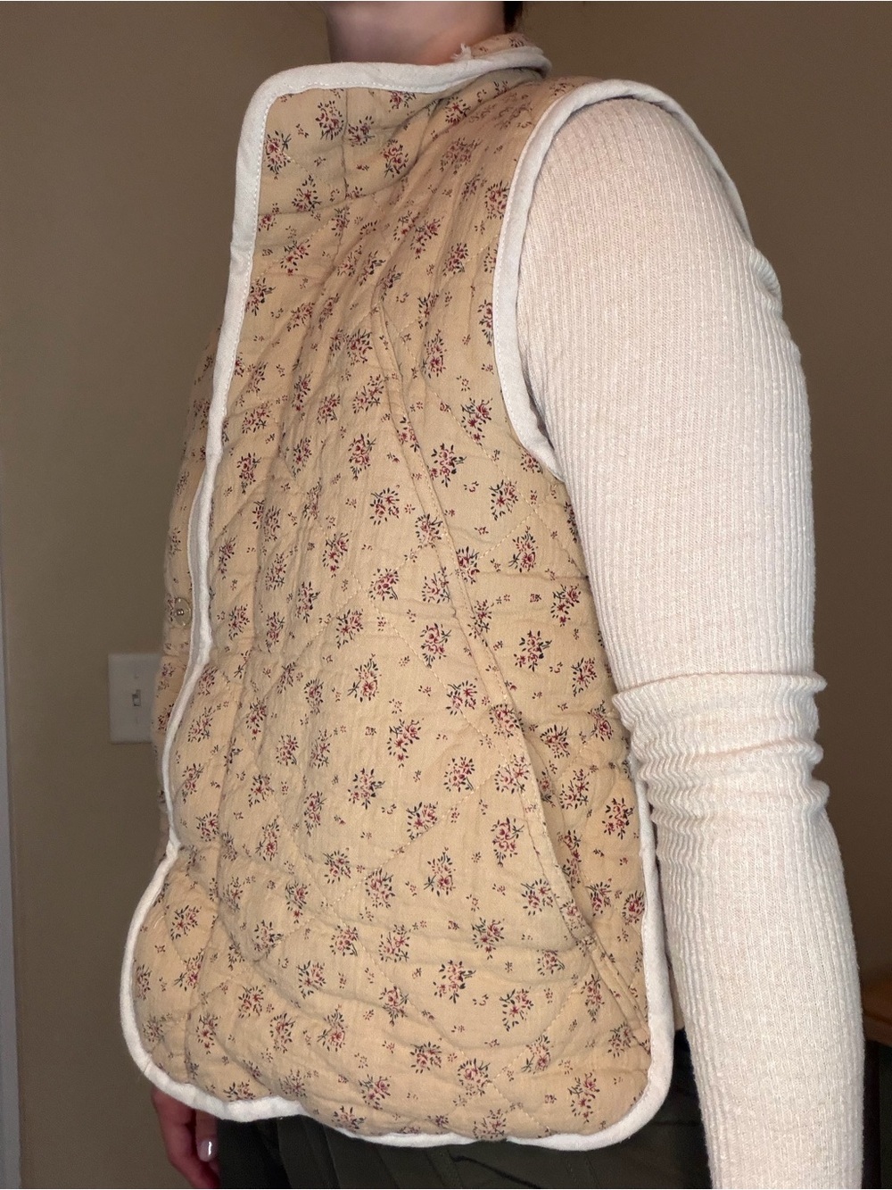 She and Sky Beige Floral Quilted Vest with White Trim - Picture 5 of 8